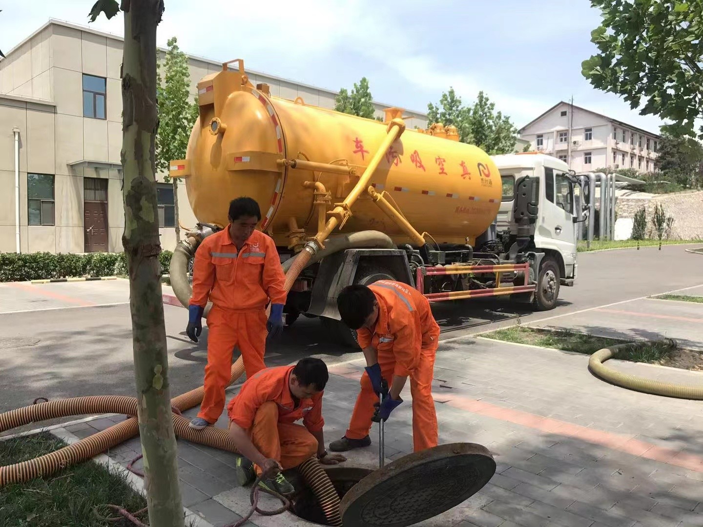 中牟管道疏通车停在窨井附近