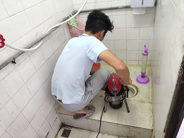 中牟管道堵塞冒臭气 专业师傅现场解决问题