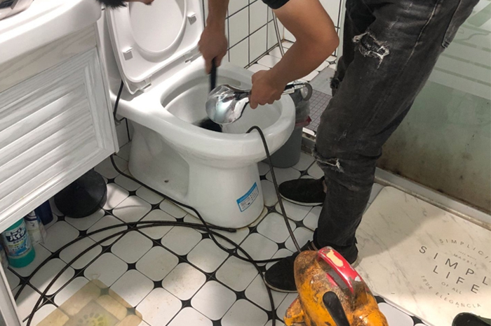 中牟马桶堵塞自己疏通还是找师傅？专业上门服务让你省时更省心